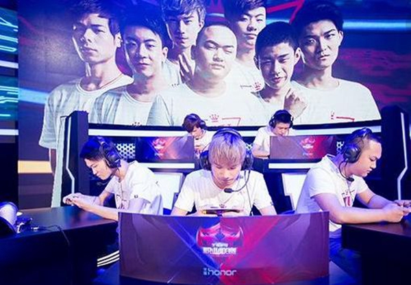  电竞解说激情澎湃点燃观赛热情