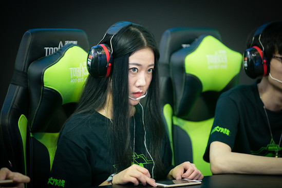  电竞女选手破纪录，巾帼不让须眉男