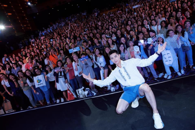  电竞纪录片热播中，幕后故事感动众人