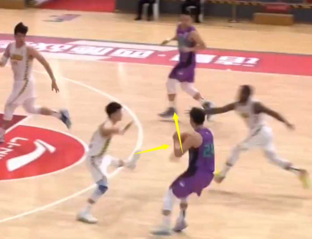  青年军展露锋芒，广厦新秀合力击败辽宁